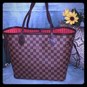 Showing Louis Vuitton Neverfull MM